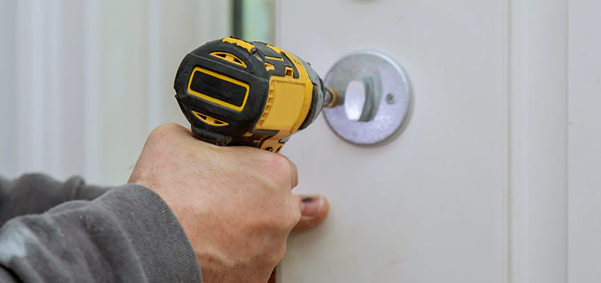 Street Locksmith For Smart Lock Repair in Hollywood, FL